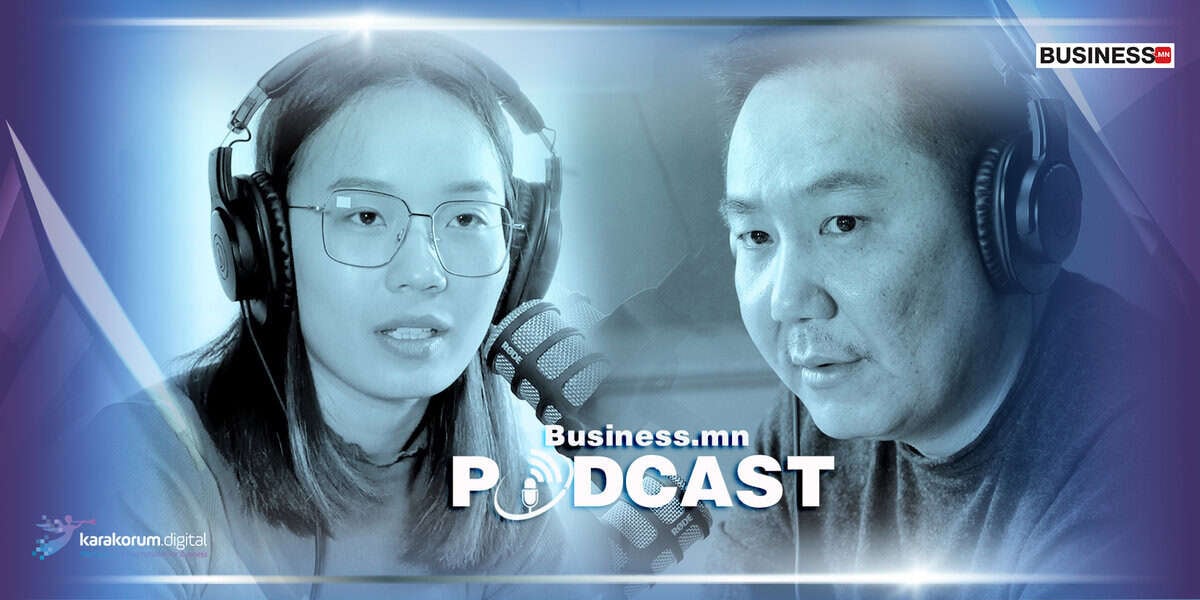 Чихэвч, микрофонтой хоёр хүн "Business.mn Podcast" бичвэр бүхий цэнхэр өнгийн зурагтай энтрепренерийн сүүлийн үеийн чиг хандлага, ойлголтын талаар ярилцаж байна. - Business.MN