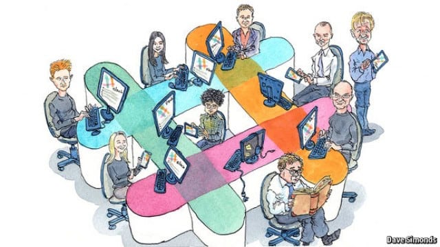 Өнгөлөг оффисын зурагт компьютер, таблет бүхий загалмай хэлбэртэй ширээн дээр найман хүнийг харуулжээ. Хүн бүр албан тасалгааны хэрэгслээр хүрээлэгдсэн ажил, ном унших завгүй байдаг. Ширээ нь хөх, ягаан, улбар шар, ногоон өнгийн сүүдэртэй. - Business.MN