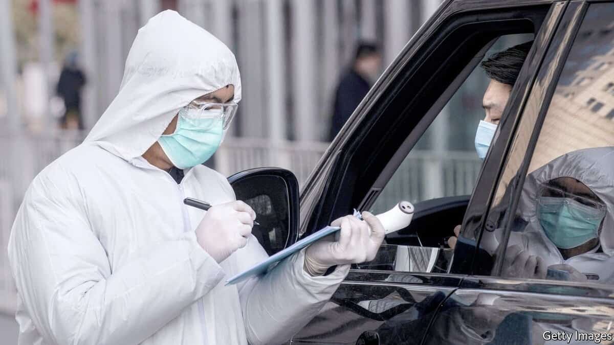 Хамгаалалтын хэрэгсэл өмссөн эрүүл мэндийн ажилтан машинд суугаа хүнтэй харьцаж байхдаа санах ойн самбар дээр бичиж, магадгүй энтрепренерт чиглэсэн эрүүл мэндийн хөтөлбөрийн дэлгэрэнгүй мэдээллийг бичиж байна. - Business.MN