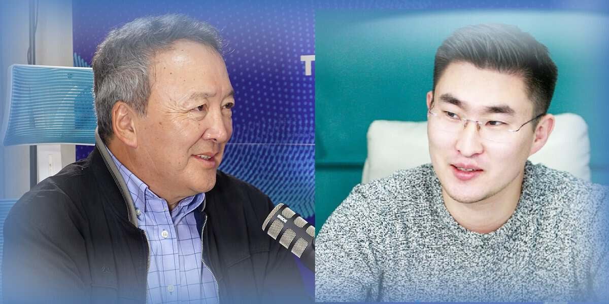 Хоёр эрэгтэй, нэг нь зүүн талд нь микрофон барин инээмсэглэж, нөгөө нь нүдний шил зүүсэн баруун талд нь хажуу тийш харан хамгийн сүүлийн үеийн бизнесийнхээ талаар ярилцаж байна. - Business.MN