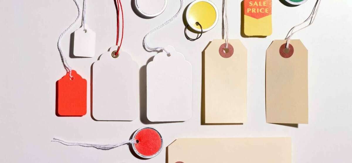 Цагаан дэвсгэр дээр тархсан янз бүрийн хэлбэр, хэмжээ, өнгө бүхий ямар ч бизнест тохиромжтой төрөл бүрийн хоосон үнийн шошго, борлуулалтын шошго. - Business.MN