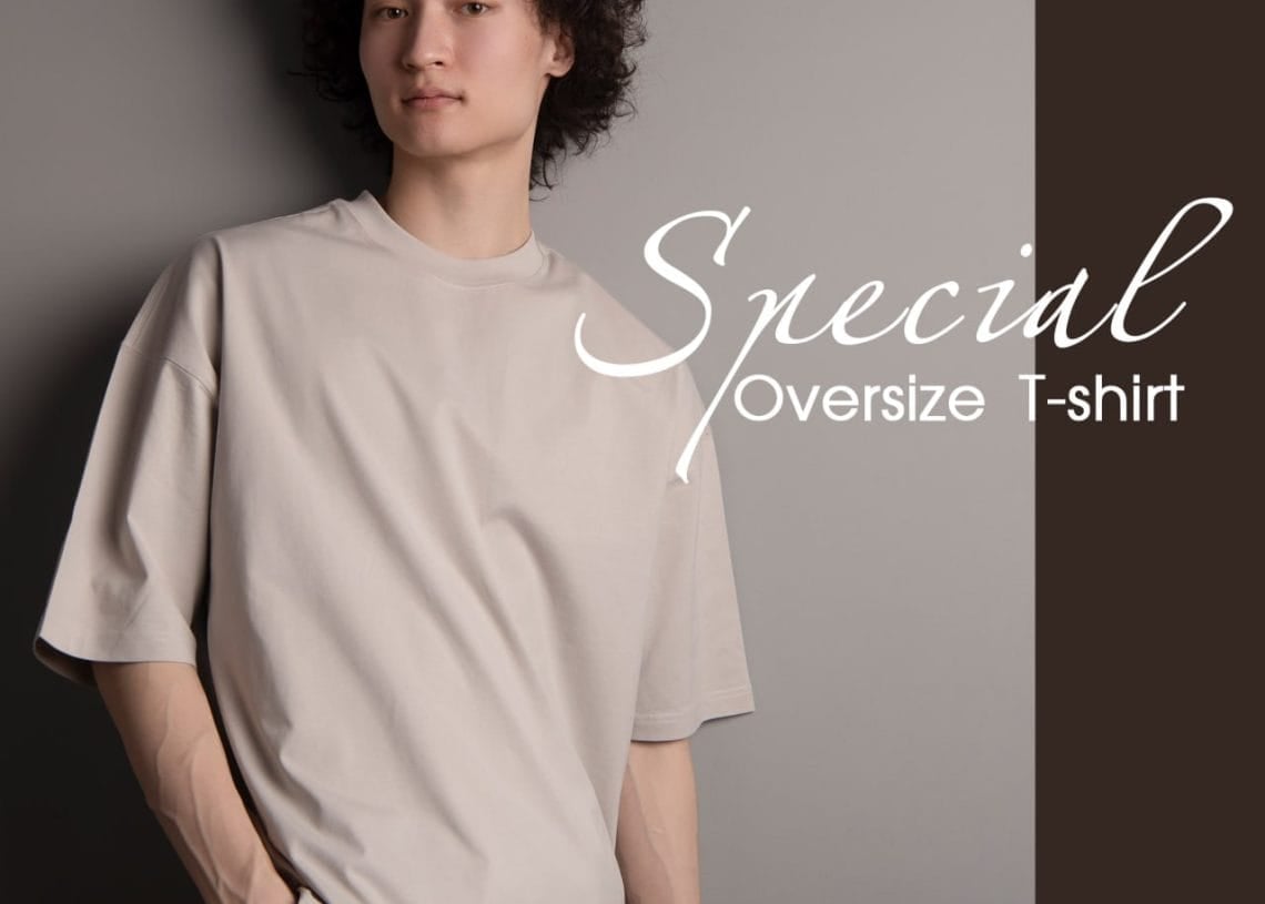 Буржгар үстэй залуу сул, цайвар шаргал том цамц өмсдөг. Зурган дээрх бичвэрт "Тусгай том хэмжээтэй футболк", "Хөнгөн зөөлөн даавуу" гэсэн бичигтэй ба баруун дээд буланд хүүхэлдэйн киноны лого орсон байна. - Business.MN