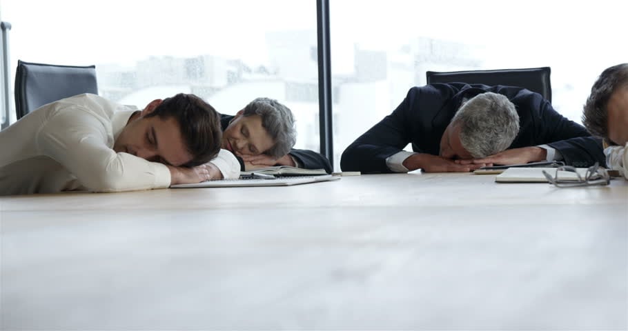 Дөрвөн хүн ажил хэргийн уулзалтын үеэр гар эсвэл гар дээрээ толгойгоо тавин, хурлын ширээн дээр унтаж байна. - Business.MN