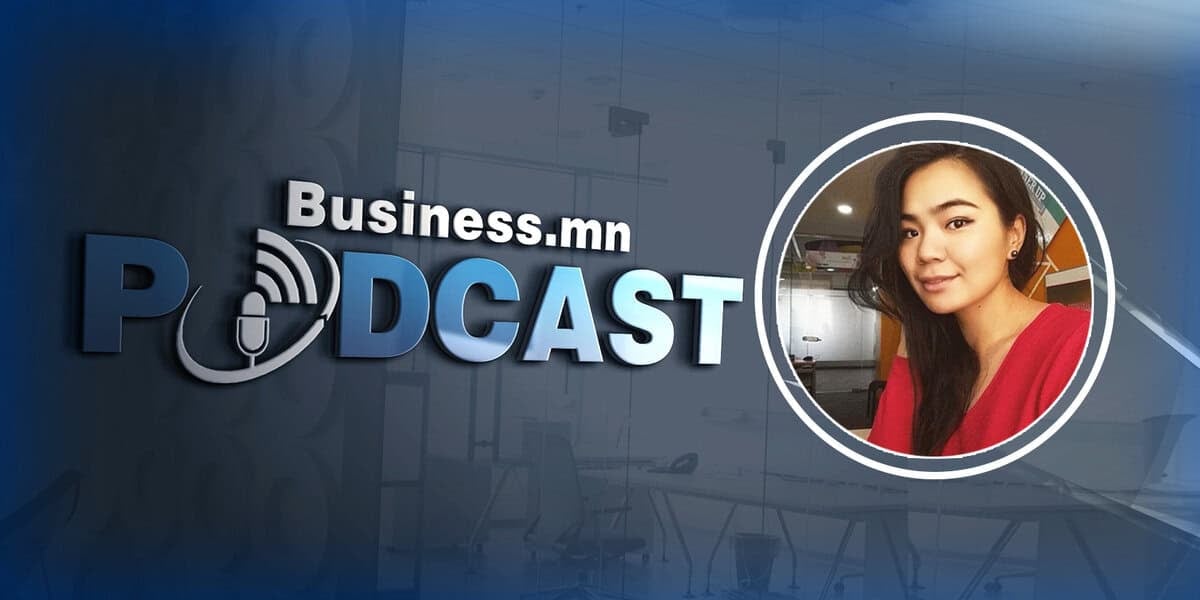 "Business.mn PODCAST" гэсэн бичвэр, микрофоны дүрс бүхий подкаст баннер. Баруун талд улаан цамц өмссөн хүний дугуй хэлбэртэй зураг байна. Арын дэвсгэр нь бүдгэрсэн оффисын тохиргоог харуулж байна. - Business.MN
