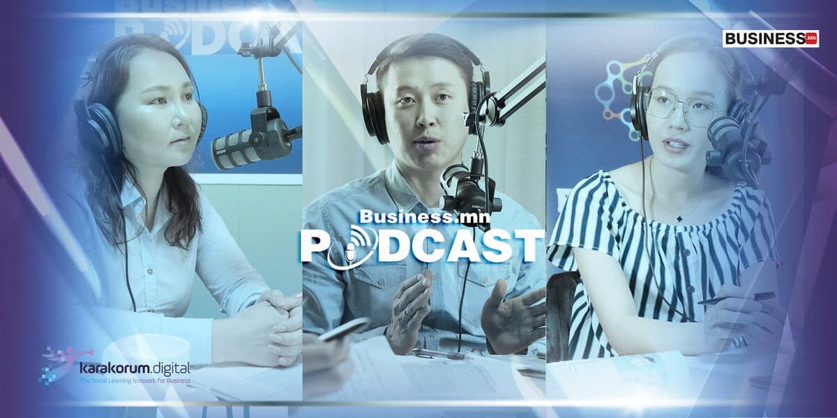 "Business.mn Подкаст" гэсэн бичвэрийг тодоор харуулсан подкаст бичлэгийн үеэр микрофоноор ярьж буй гурван хүн компанийн өсөлт, энтрепренерийн сорилтуудын талаар ярилцаж байна. - Business.MN