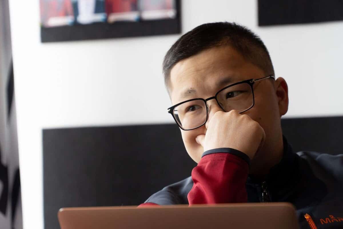 Нүдний шилтэй, улаан хүрэм өмссөн хүн зөөврийн компьютерын өмнө гараа амандаа наан суугаад яг л успешный компани энтрепренер шиг гүн бодолд автдаг. - Business.MN