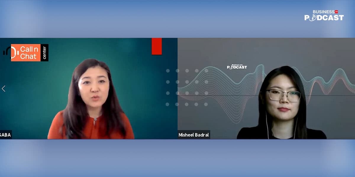 Дэлгэц дээр "Call in Chat" болон "Podcast" лого бүхий виртуал бизнес подкастын үеэр ярьж буй хоёр эмэгтэй аливаа энтрепренер эсвэл өсөн нэмэгдэж буй компанид чухал ач холбогдолтой ойлголтуудын талаар ярилцаж байна. - Business.MN