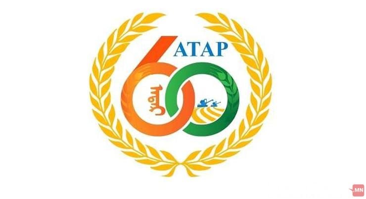 60 жилийн ойн логоны улбар шар, ногоон өнгийн загварчилсан дугаар бүхий улаан буудайн загвар бүхий график. 🌾 Дээд талд "АТАР" гэж бичээд 0 тоонд тракторын дүрсийг оруулсан. Алтан лаврын мөчрөөр хүрээлэгдсэн. - Business.MN