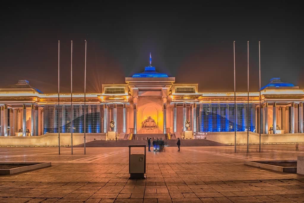 Сонгодог архитектур бүхий том гэрэлтүүлэгтэй барилга шөнийн цагаар тод харагдана. Энэхүү байгууламж нь өндөр багана, том төв хөшөө, цэнхэр гэрлийн өргөлттэй. Урд талын өргөн талбай нь тугны шонгоор доторлогоотой бөгөөд ихэнхдээ хоосон байдаг нь энтрепренерээр удирдуулсан компаниудын амбицыг илэрхийлдэг. - Business.MN