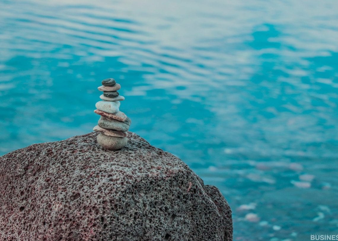 Гөлгөр чулуунуудын жижиг бөөгнөрөл нь тунгалаг цэнхэр усны ирмэг дээр том хадан дээр тэнцвэрждэг. Тайвширсан ус нь зөөлөн долгионтой бөгөөд тайван, тайван уур амьсгалыг бүрдүүлдэг. - Business.MN