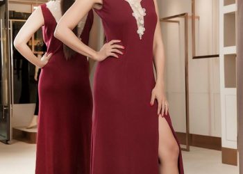 Гоёмсог бургунди даашинзтай, гуя хүртэл ангархайтай эмэгтэй загварлаг өрөөнд итгэлтэй зогсож байна. Хувцаслалт нь хүзүүндээ шаргал нэхсэн тортой. Тэр толины өмнө хар өнгийн өсгийтэй гутал өмсөж байна. - Business.MN