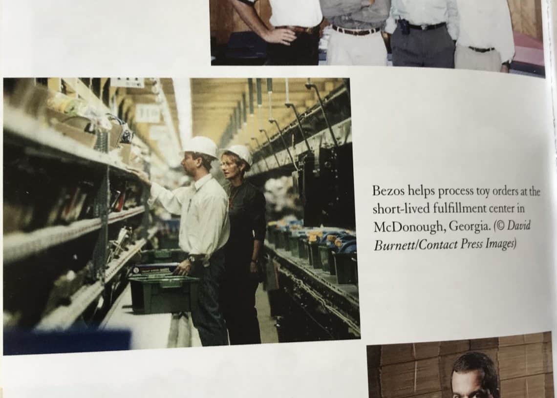 Гурван зургийн эвлүүлэг: Жефф Безос Junglee-ийн удирдлагуудтай; Безос Жоржиа муж дахь богино хугацааны гүйцэтгэлийн төвд захиалга боловсруулахад тусалдаг; болон Жефф Вилке сууж байсан, Амазоны гүйцэтгэлийн сүлжээг шинэчилсэн ахлах дэд дарга. - Business.MN