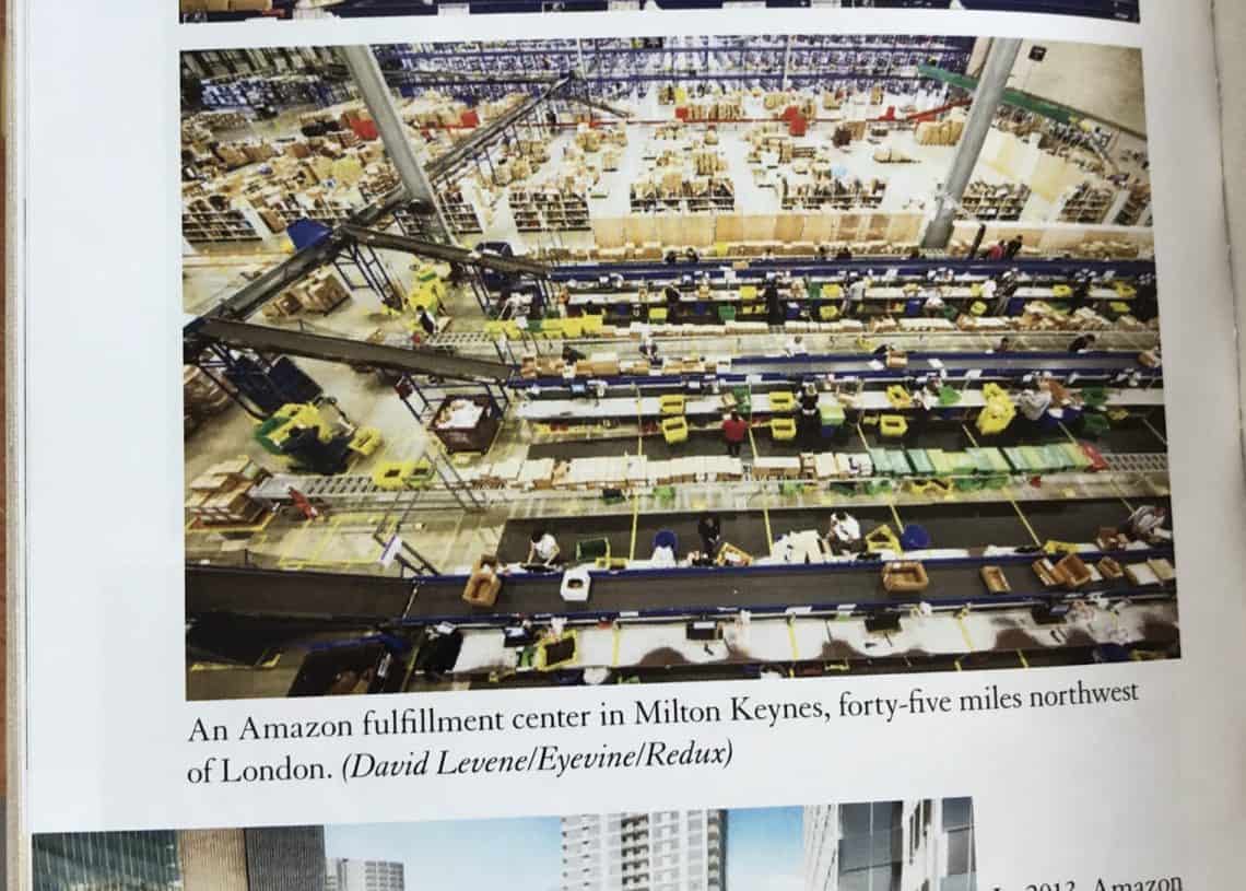 Амазоны ачаалал ихтэй төвийг харуулсан хоёр агаарын зурагны эвлүүлэг болон Сиэтл хотын төвд байрлах өндөр байшингууд, ногоон байгууламжаар хүрээлэгдсэн Амазон компанийн бөмбөрцөг хэлбэрийн төв байрны зураг. - Business.MN