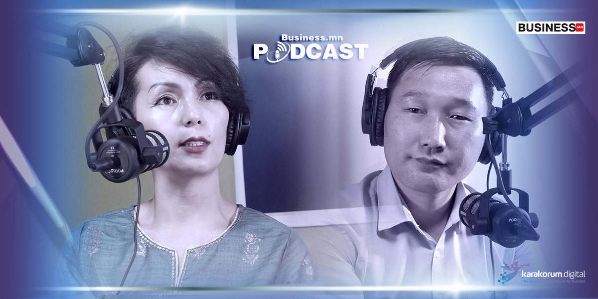 Дээд төвд "Business.mn Podcast" лого бүхий подкаст студид микрофоноор ярьж буй хоёр хүн, энтрепренер болох хүсэлтэй хүмүүст компанийн стратеги, бизнесийн ойлголтын талаар ярилцаж байна. - Business.MN