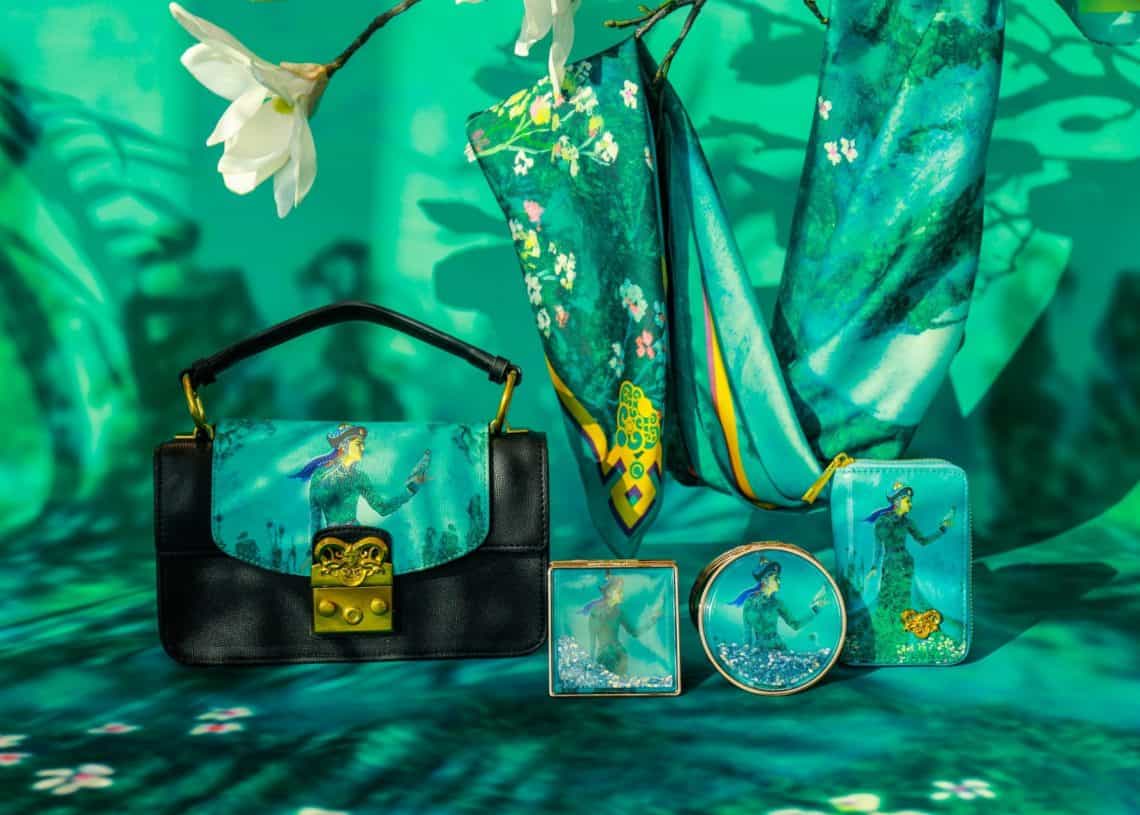 Загварын дагалдах хэрэгслийн цуглуулга нь цэцэгсийн өргөлт бүхий тод ногоон, цэнхэр дэвсгэр дээр харагдаж байна. Үүнд алтан тэврэлт бүхий хар ногоон гар цүнх, хэвлэмэл ороолт, авсаархан толь, эмэгтэй хүний дүрс бүхий хоёр жижиг хайрцаг багтсан нь ухаантай энтрепренерүүдэд төгс тохирно. - Business.MN