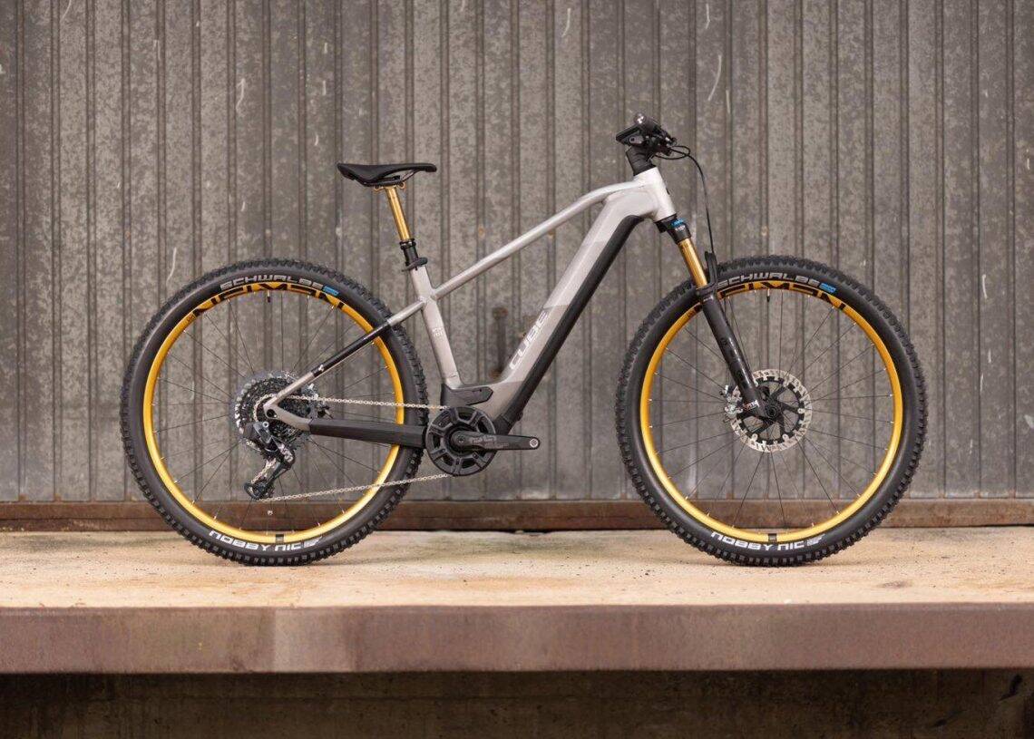 Гялалзсан саарал хүрээ бүхий орчин үеийн цахилгаан уулын дугуйг Атираат металл дэвсгэр дээр харуулав. Энэ нь шар өнгийн өргөлттэй дугуй, бат бөх дүүжлүүртэй бөгөөд ямар ч гадаа хобби хийхэд тохиромжтой бөгөөд дизайн, функциональ байдлыг тодотгож өгдөг. - Business.MN