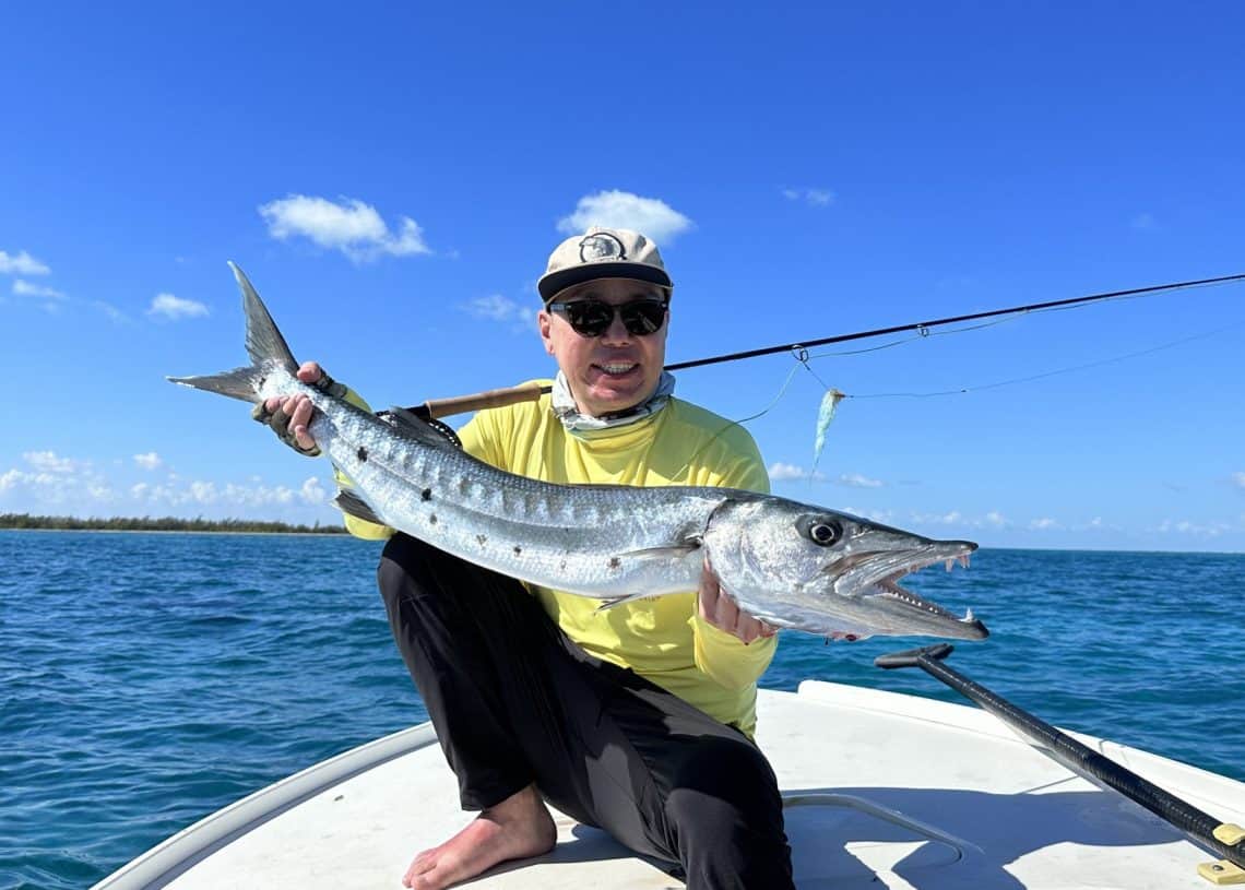 Нарны шил, малгай өмссөн хүн том загас барьж, завины ирмэг дээр сууж, дуртай хоббидоо шимтдэг. Тэнгэр цэлмэг цэнхэр, далай нь нам гүм, цаана нь харагдах тэнгэрийн хаяа. - Business.MN