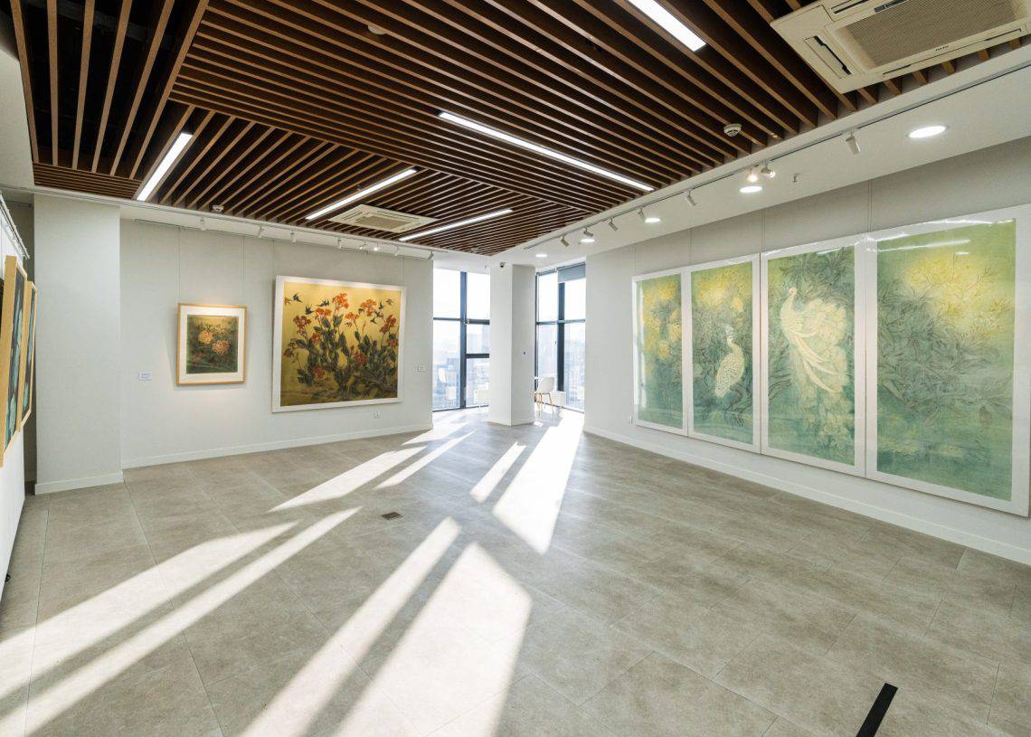 Цагаан ханан дээр байрлуулсан хэд хэдэн том зураг бүхий орчин үеийн урлагийн галерей. Нарны гэрэл том цонхоор урсаж, чулуун хавтангаар бүрсэн шалан дээр сүүдэрлэдэг. Тааз нь модон хавтангаар хийгдсэн бөгөөд зочлох сонирхогч бүрийн урлагийн уур амьсгалыг сайжруулдаг. - Business.MN