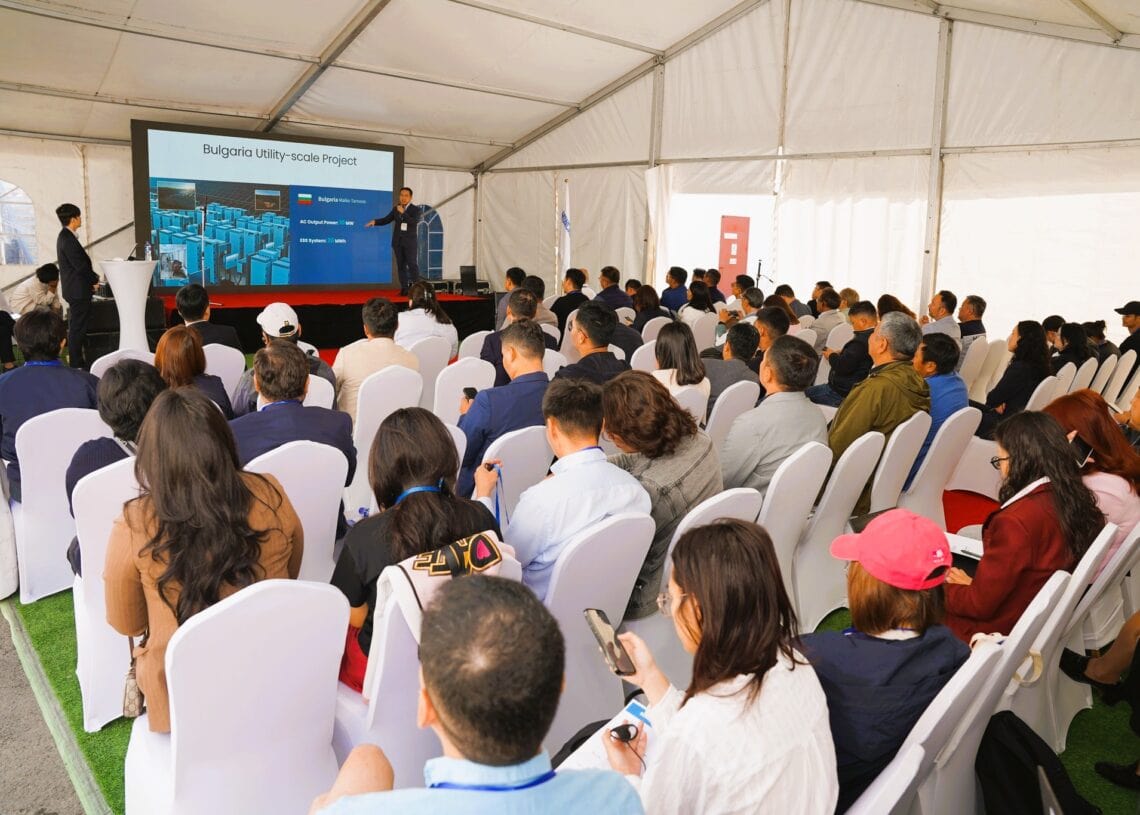 Майханд сандал дээр суусан хэсэг хүмүүс ухаалаг барилга ногоон ирээдүйн төлөө ярилцаж байна. - Business.MN