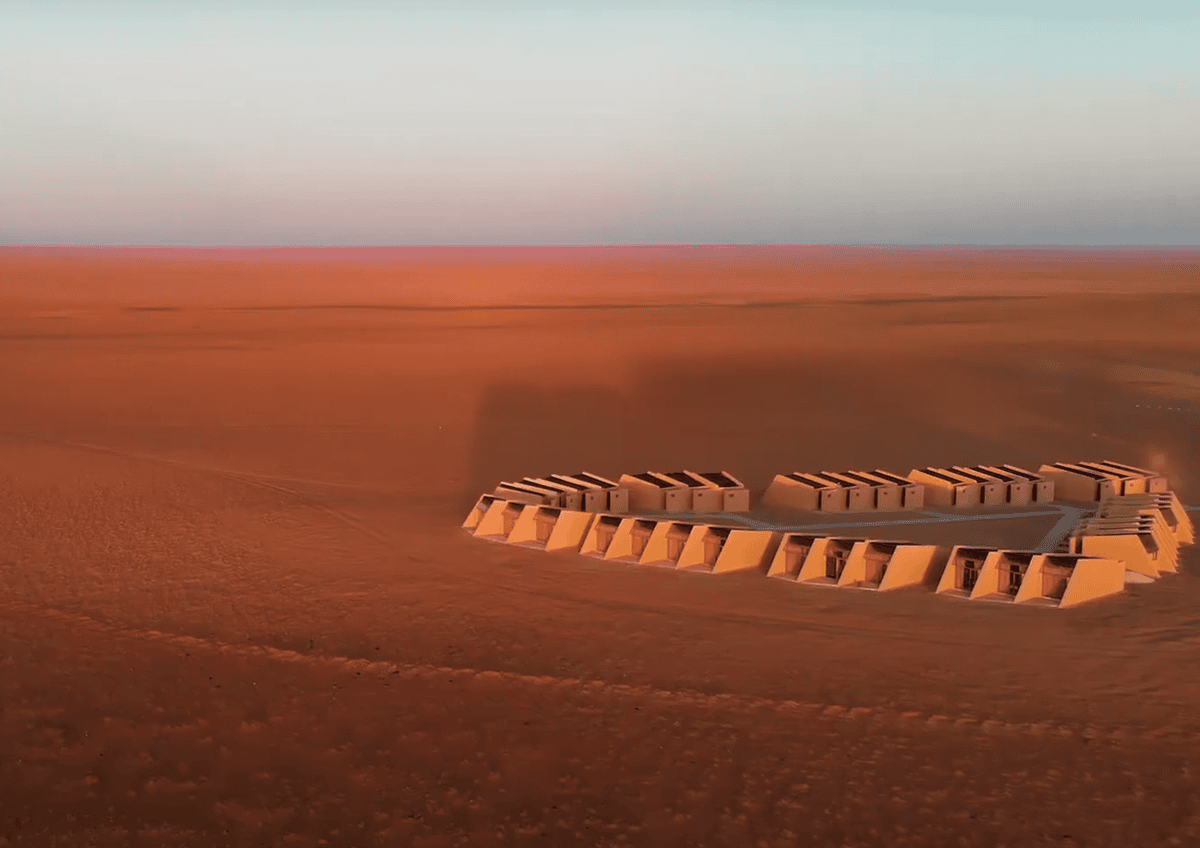 Зөөлөн нарны гэрэл элсэрхэг газар дээр урт сүүдэр тусгах тул тогтвортой аялал жуулчлалын үүднээс зохион бүтээсэн өргөн уудам цөлийн ландшафт дахь орчин үеийн дугуй хэлбэртэй барилгын цогцолборын агаараас харагдаж байна. - Business.MN