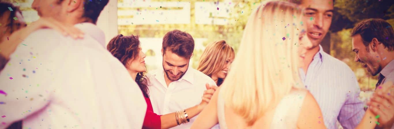 Inmitten eines Wirbels aus buntem Konfetti tanzen die Leute auf der Party fröhlich zu den Melodien, die ein Hochzeits-DJ NRW fachmännisch auflegt und so die perfekte Stimmung für jeden festlichen Anlass schafft.