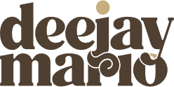 Logo mit dem Text „Deejay Mario“ in einer stilisierten, braunen Schriftart mit zwei kreisförmigen Akzenten über den Buchstaben, perfekt für jede Hochzeit oder Weihnachtsfeier, die einen Hauch von musikalischem Flair hinzufügen soll.