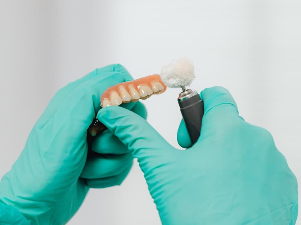 Na czym polega podścielenie protezy zębowej?