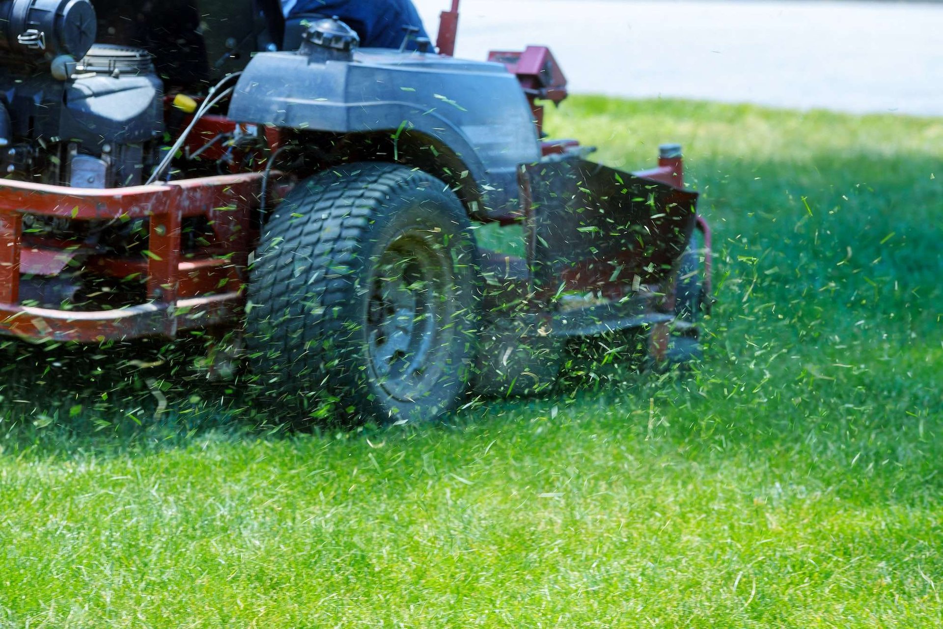 Rasenmäher, der Gras schneidet. Hintergrund des Gartenkonzepts