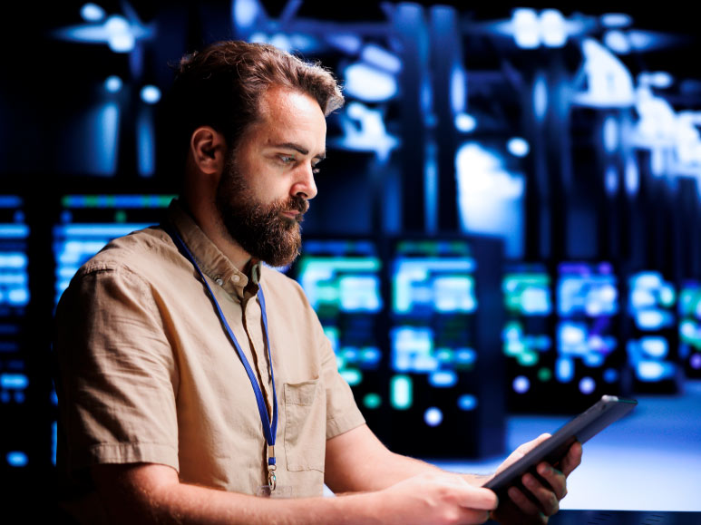 funcionário analisa dados em um tablet