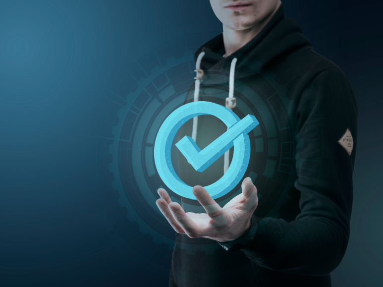 homem segurando uma ilustração que representa certificação