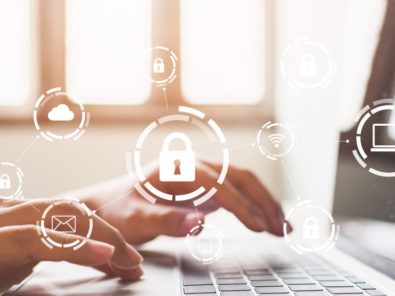 close em mãos teclando em um computador, em primeiro plano ilustrações de internet e segurança