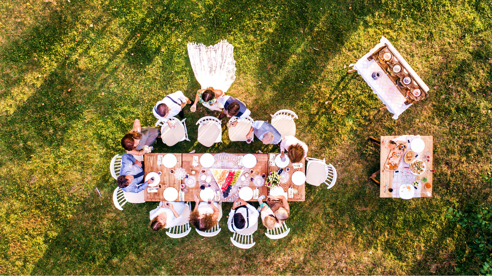 Top down foto van een etentje na de trouw receptie