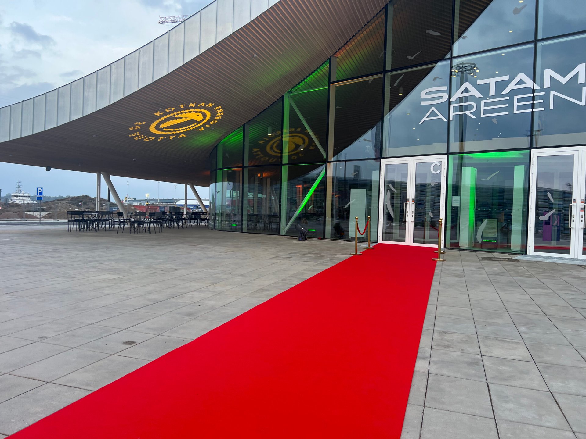 Satama Areena ja punainen matto Kotkan Energian 30-vuotisjuhlissa