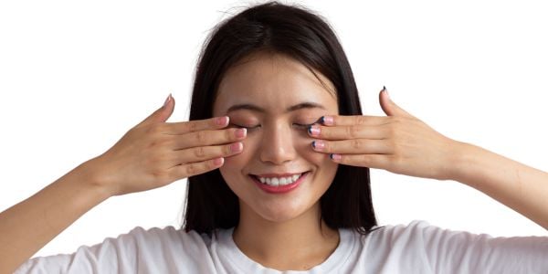 Mujer aplicando su rutina diaria de skincare para una piel saludable.