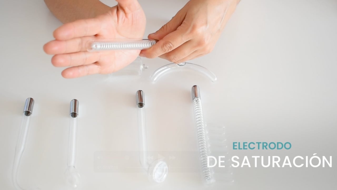 Electrodo de saturación para masaje indirecto y penetración de activos cosméticos.