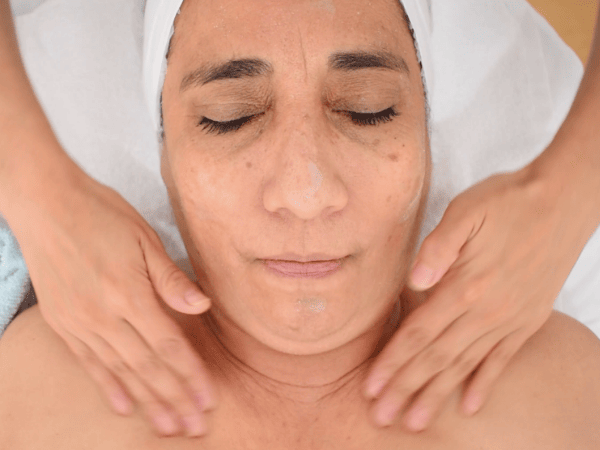 Exfoliación zona del escote cómo se aplica un exfoliante facial