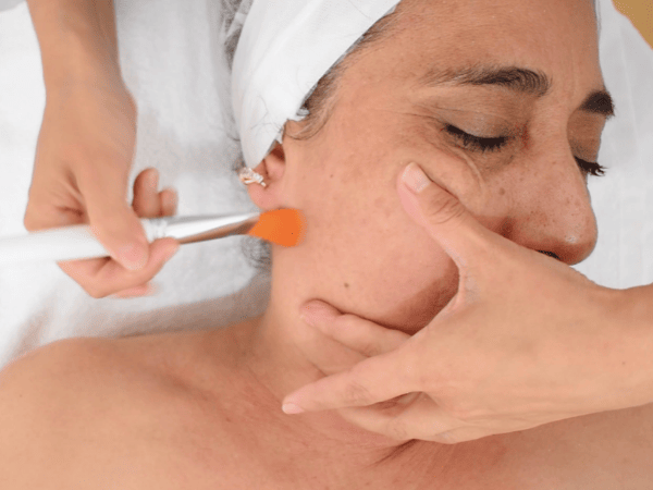 Barrido de exfoliante retirando con brocha exfoliante facial