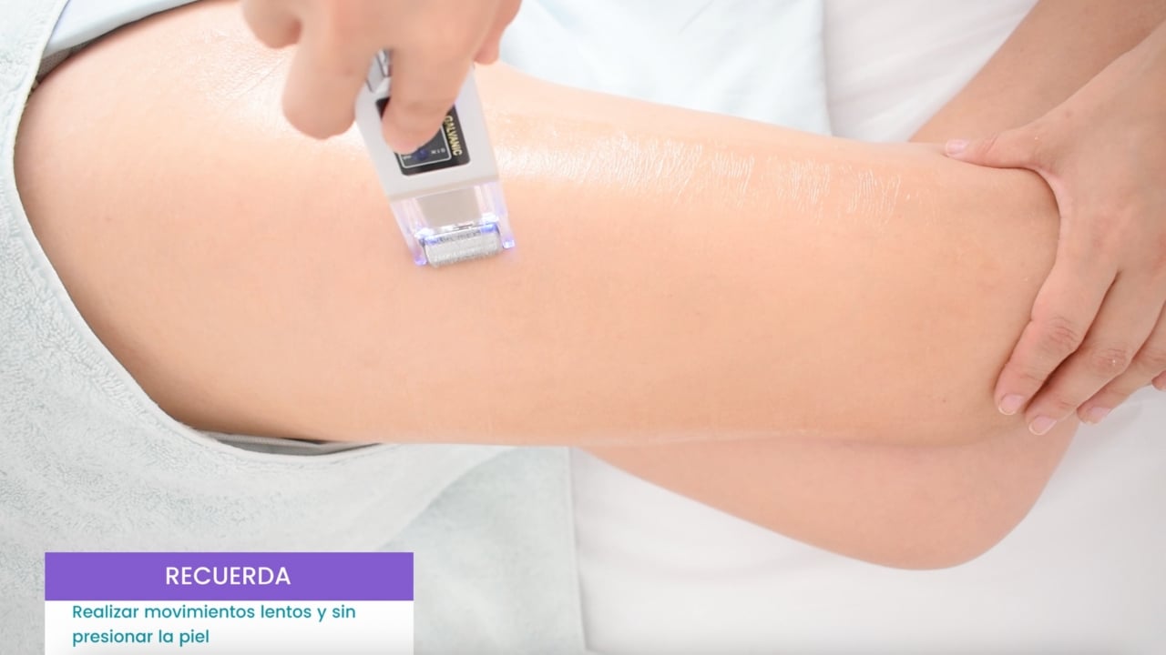 Aplicación de corriente galvánica para reafirmar piernas