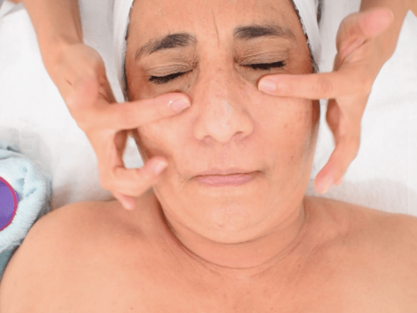 Exfoliación mejillas círculos exfoliante facial