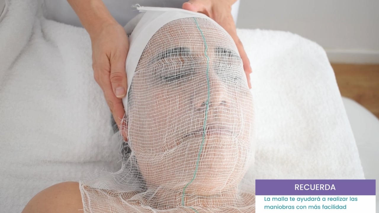 Colocación de gasa facial antes de aplicar el tratamiento con alta frecuencia para piel sensible.