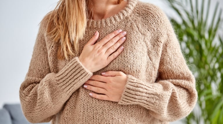 Tratamiento de microestimulación facial y contraindicaciones para personas con problemas de corazón