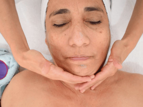 Exfoliación de cuello aplicación exfoliante facial cuello