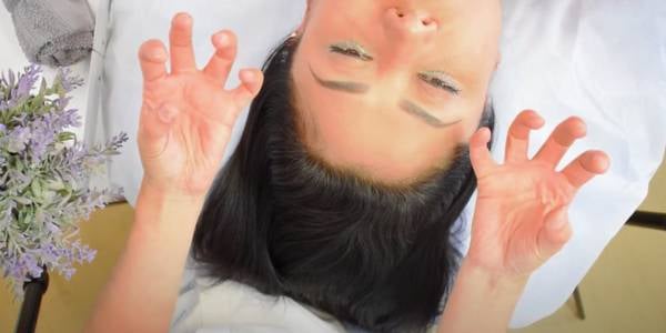 Demonstración de la maniobra de fricción en masaje craneal