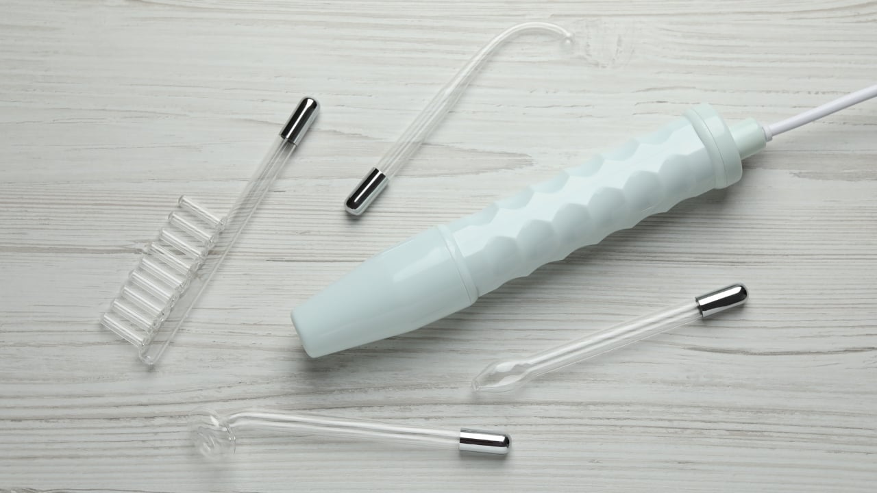 Aparato de alta frecuencia utilizado en estética facial y corporal.