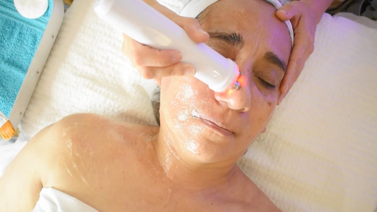 Aplicación de radiofrecuencia facial en nariz y surcos realizando movimientos controlados y seguros.