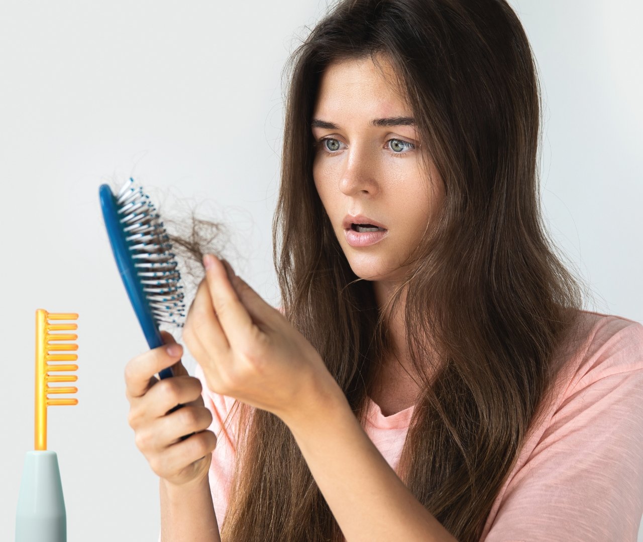 Mujer recibiendo un tratamiento anticaída con alta frecuencia