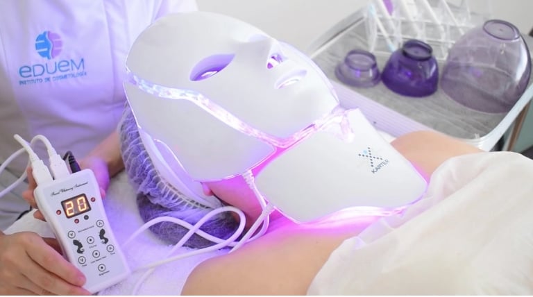 Máscara LED en color violeta utilizada para la cicatrización después de una limpieza facial profunda.