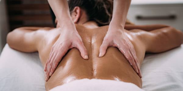 Limpieza profunda de la espalda en tratamiento de cosmetología.