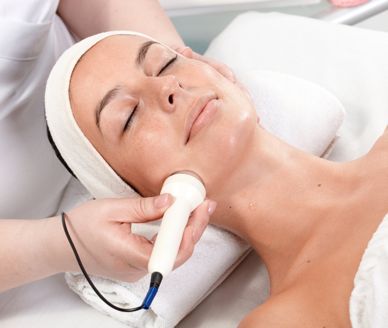 Primer plano de una piel revitalizada tras la electroestimulación facial