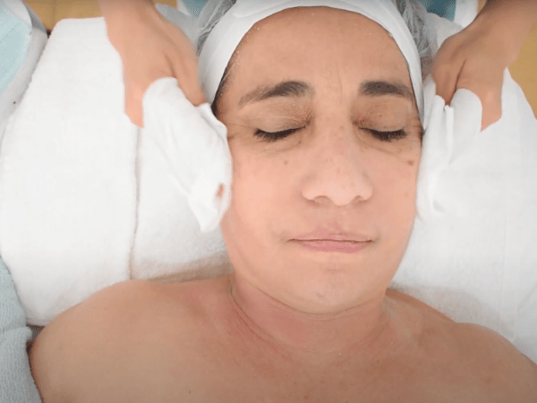 Realiza una limpieza facial final para retirar el gommage limpieza de la cara